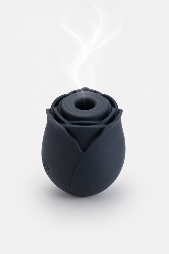 RosePulse Mini – Stimulator în Formă de Trandafir cu Sucțiune și Vibrații Multiple, Reîncărcabil USB, Negru, TOY646-1